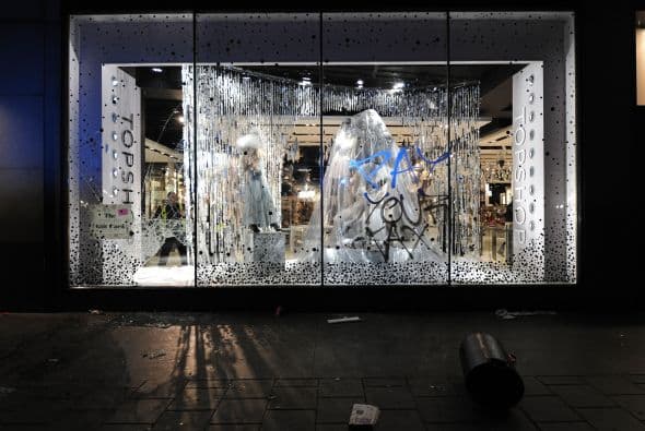 El primer ministro con una seguridad rotunda sentenció que 'la responsabilidad de destruir propiedad, o la violencia, recae en la gente que perpetra esa violencia y quiero verlos arrestados y castigados como corresponde'.