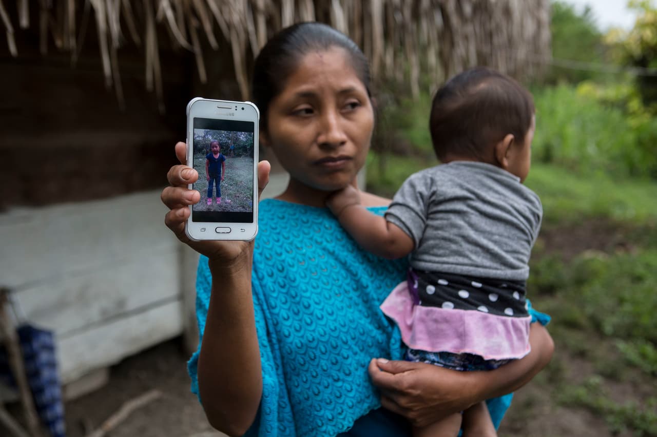 Claudia Maquín, de 27 años, muestra una fotografía de su hija, Jakelin Amei Rosmery Caal Maquín, en Raxruhá, Guatemala, el sábado 15 de diciembre de 2018. La menor, de siete años, murió en un hospital de Texas, dos días después de quedar bajo custodia de la Oficina de Aduanas y Protección Fronteriza, tras ser interceptada por agentes en una zona remota del desierto de Nuevo México. (AP Foto/Oliver de Ros)