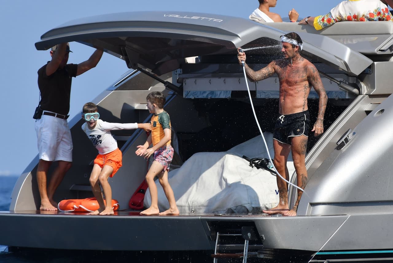 El padre de 4 estuvo pendiente también a los hijos de Elton John y David Furnish.