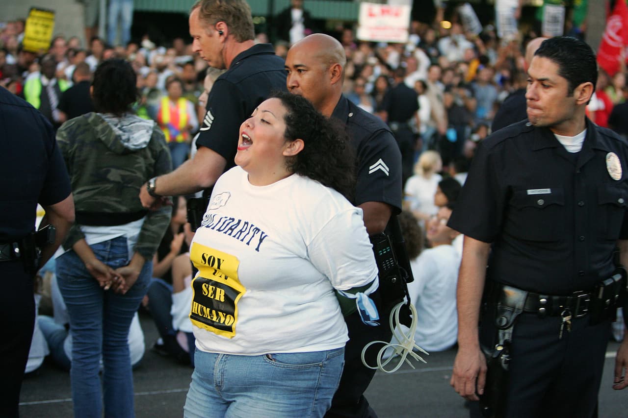 Dreamers piden frenar plan que convierte a policías agentes de inmigración