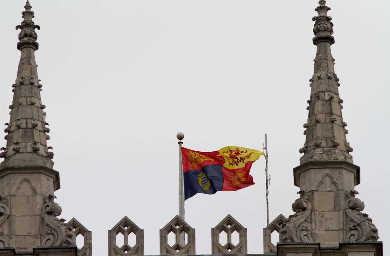 Los cuadrantes superior izquierdo e inferior derecho contienen el blasón o escudo de Inglaterra, tres leones de oro con uñas azur (color tradicional en la heráldica que está entre cian y azul) sobre fondo rojo (en realidad gules, rojo vivo en heráldica).