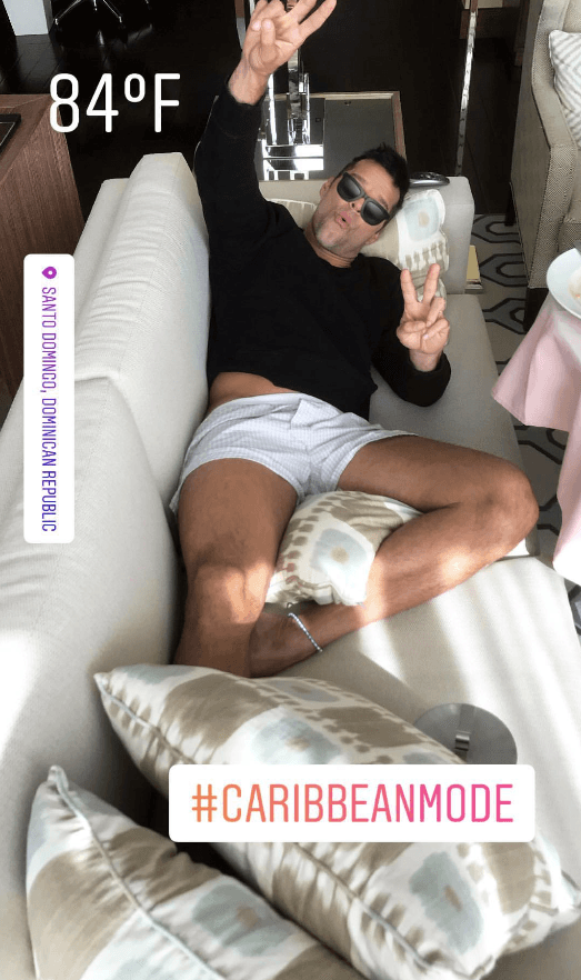 El pasado fin de semana Ricky Martín se presentó en República Dominicana y allí dejo ver como descansaba, usando estos pantaloncitos cortos y en un ‘Instagram Story’ reveló que le encanta el mangú.