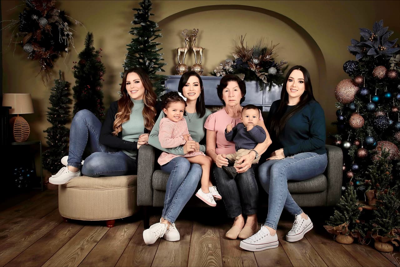 <b>Lucrecia Borchardt</b>: Mi tradición de navidad y fin de año es siempre, en la medida de lo posible, terminar e iniciar el año al lado de mi familia. 
<br>