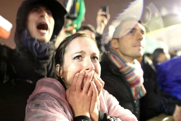 El humo desató el júbilo de la multitud en la Plaza de San Pedro.