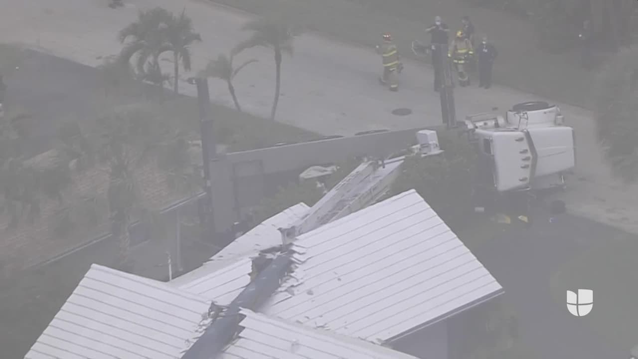 Cae una grúa sobre una casa en la ciudad de Fort Lauderdale 
