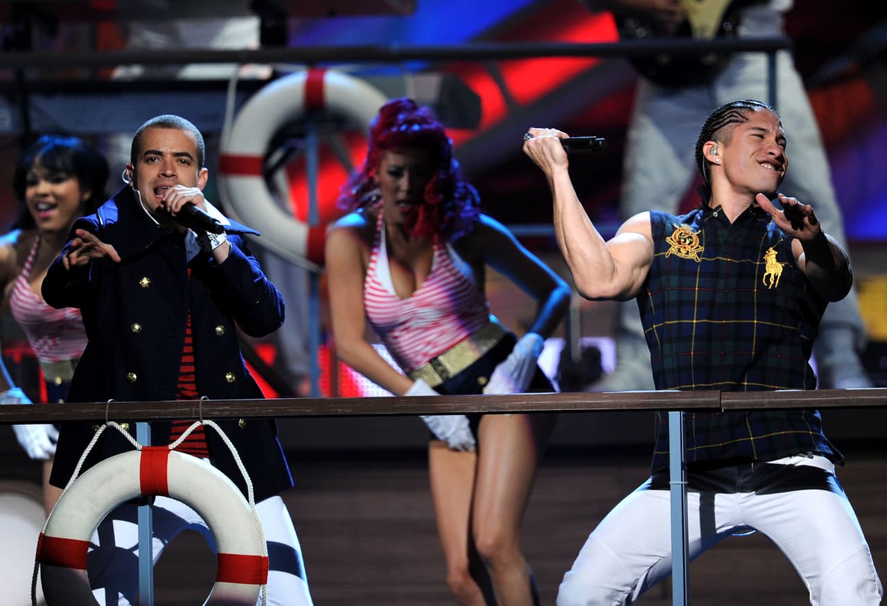 Mezclando géneros como el reguetón y la música tropical, este dueto firmó en el 2009 un contrato internacional con Universal Music, con la que lanzaron el álbum 'Mi niña bonita'.