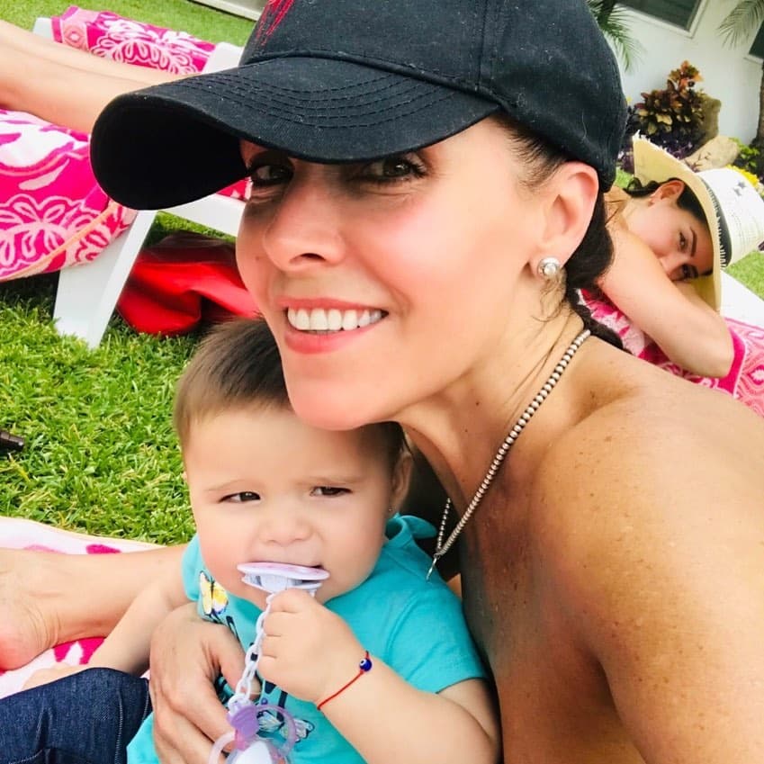 "Eso todavía no, pero estoy enamorada de la vida, de Dios, de la vida, de mi nieta, de mi hija, de mi familia, de ustedes. De todo mundo estoy enamorada, amo la vida. Por lo pronto estoy muy bien".