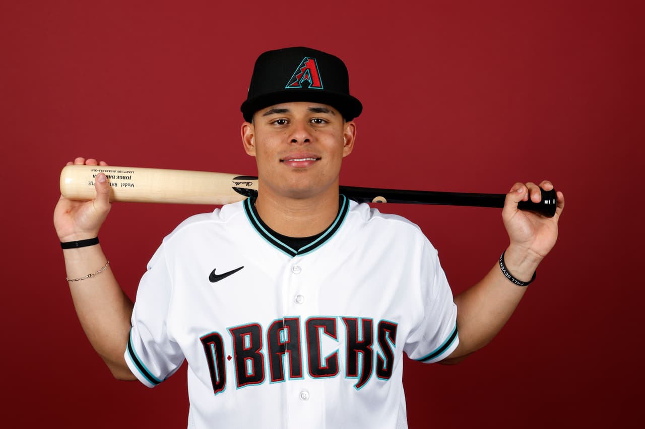 <b>Jorge Barrosa (81)</b>
<br>Jardinero izquierdo
<br>22 años
<br>Originario de Puerto Cabello, Venezuela
<br>Fue invitado al equipo de Arizona en marzo de 2022 como parte del roster no oficial. Después de andar por ligas menores regresó a los Diamondbacks.