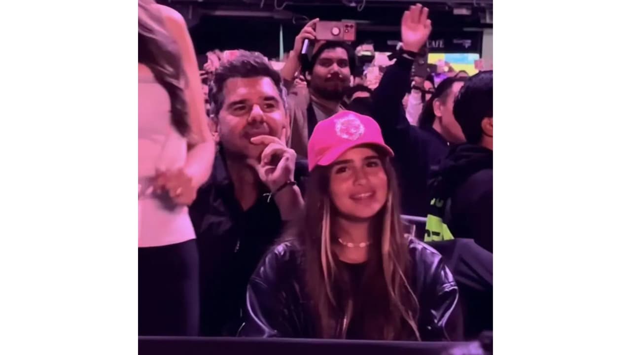 Así fue Antonio de la Rúa mientras Shakira interpretaba 'Día de Enero', canción que ella le dedicó hace años.