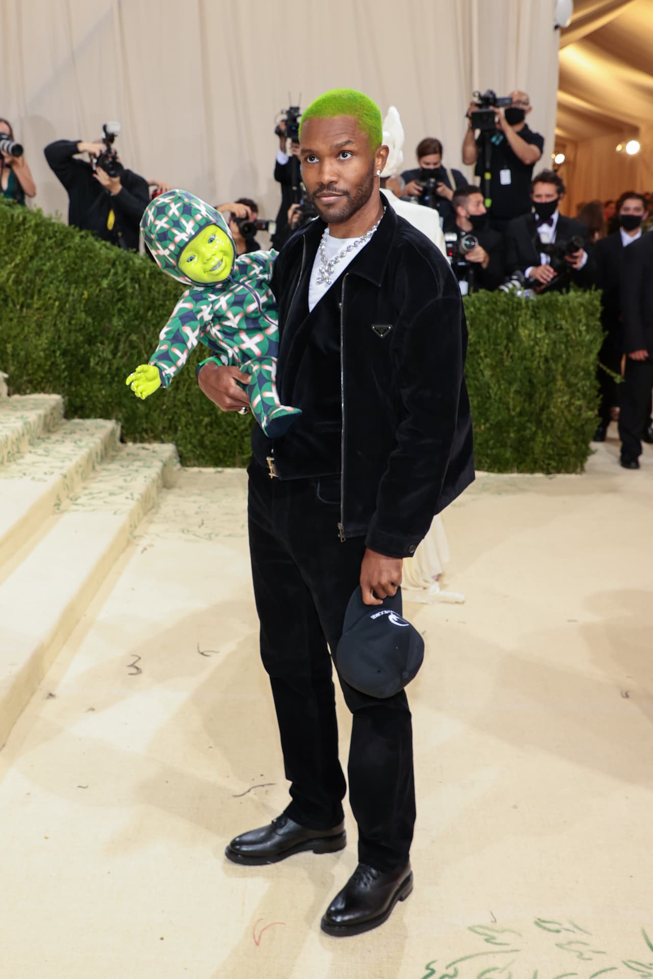 <b>Frank Ocean</b> vistió de forma usual con pantalón y chaqueta de Prada, pero lo que puso sobre él los reflectores fue el bebé extraterrestre que llevaba en brazos y que combinaba con el color verde su cabello.