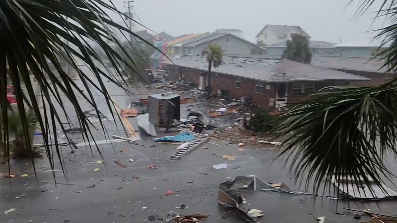 En Panama City la policía pidió a los habitantes permanecer en sus casas y no circular por las vías “a menos que sea estrictamente necesario” para darle tiempo a las autoridades para evaluar los daños, como cables y árboles derribados.