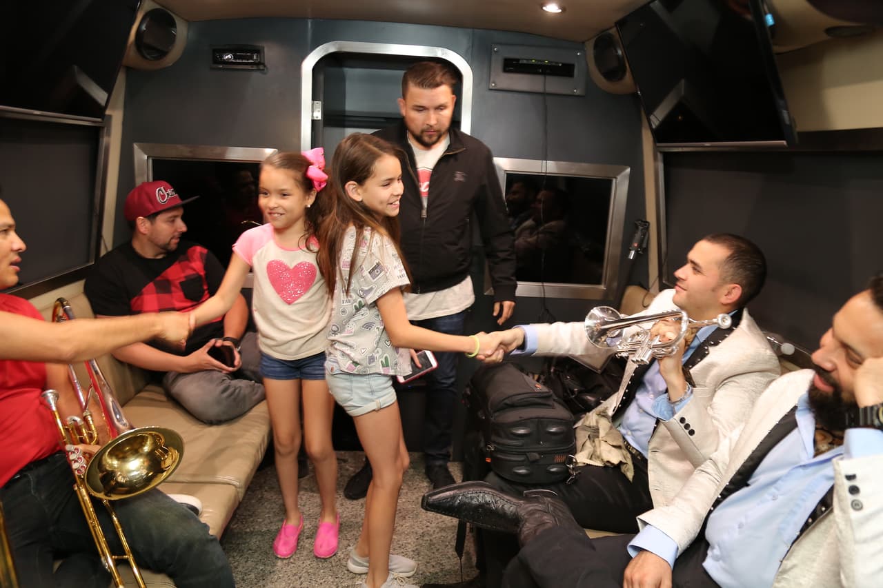 Durante su camino a La Cruz, Sinaloa, el autobús de la Banda El Recodo tuvo dos invitadas especiales.