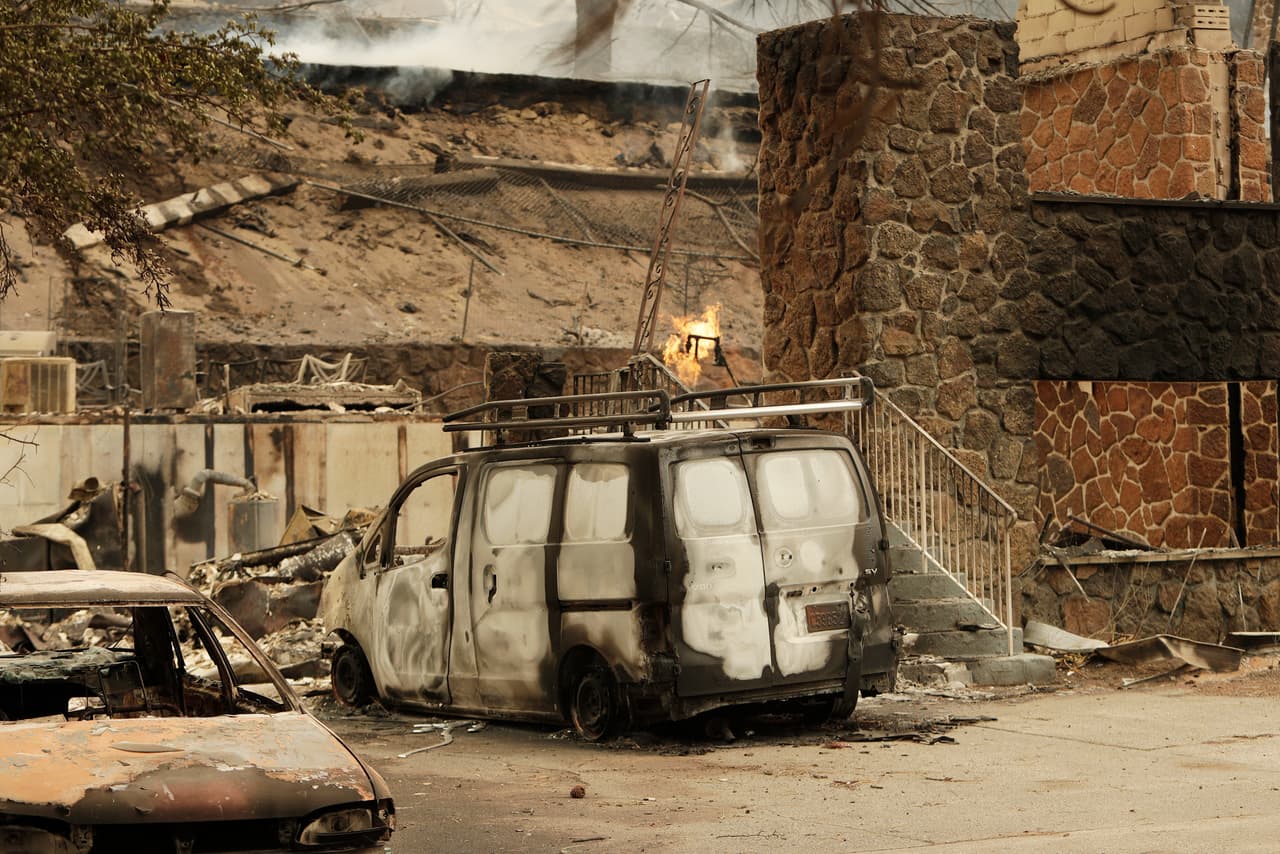 Los bomberos trabajaban el lunes con pronósticos de vientos leves y temperaturas más bajas que podrían ayudar contra los incendios forestales en el este del estado de Washington.