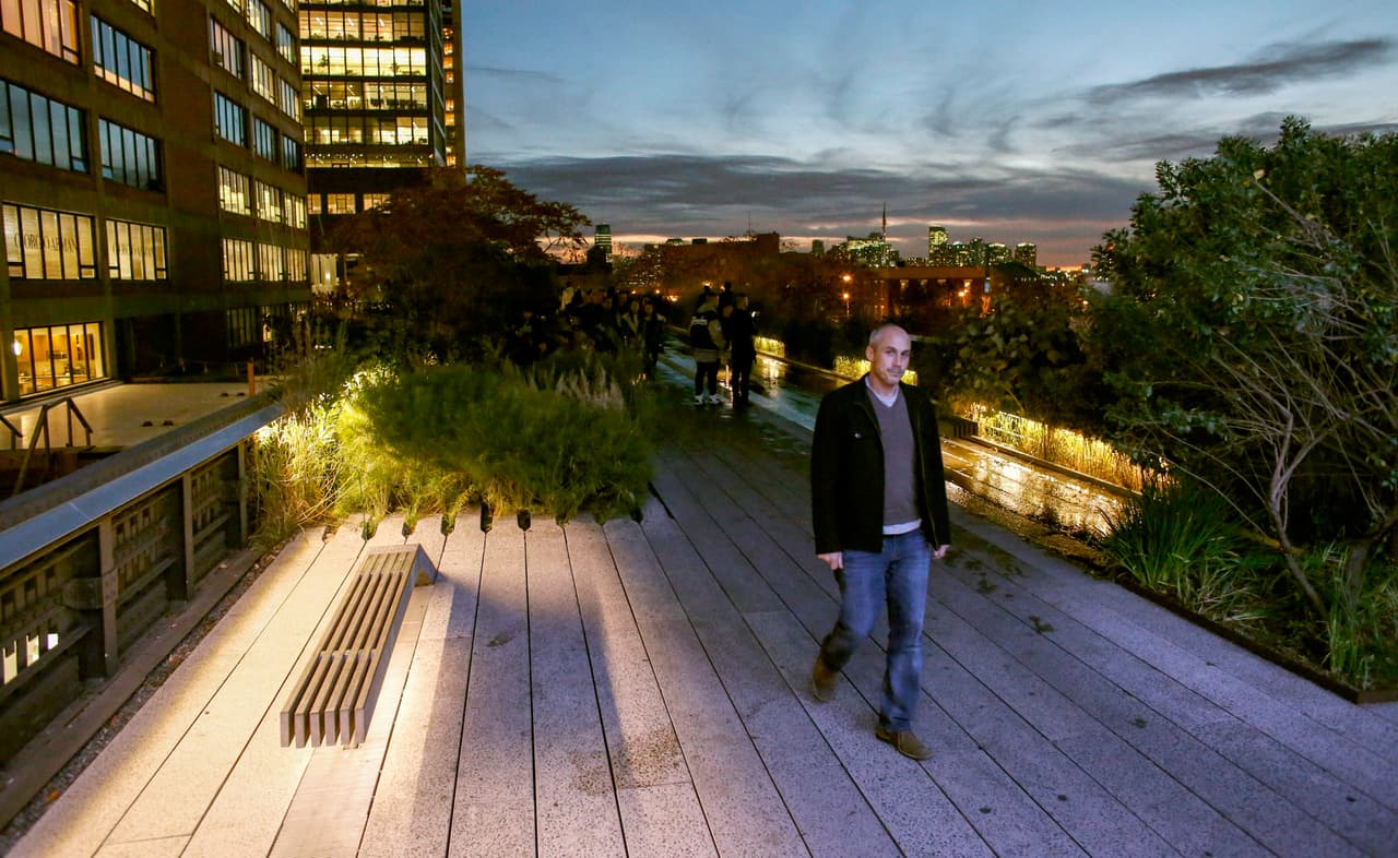 Uno de los paseos elevados del High Line, parque que atrae a millones todos los años.