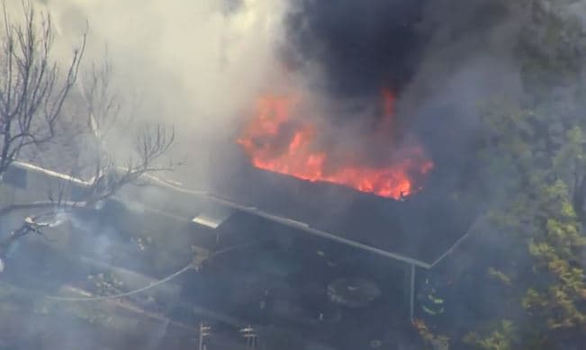 Incendio de tres alarmas en San José deja a un bombero herido y viviendas en llamas 