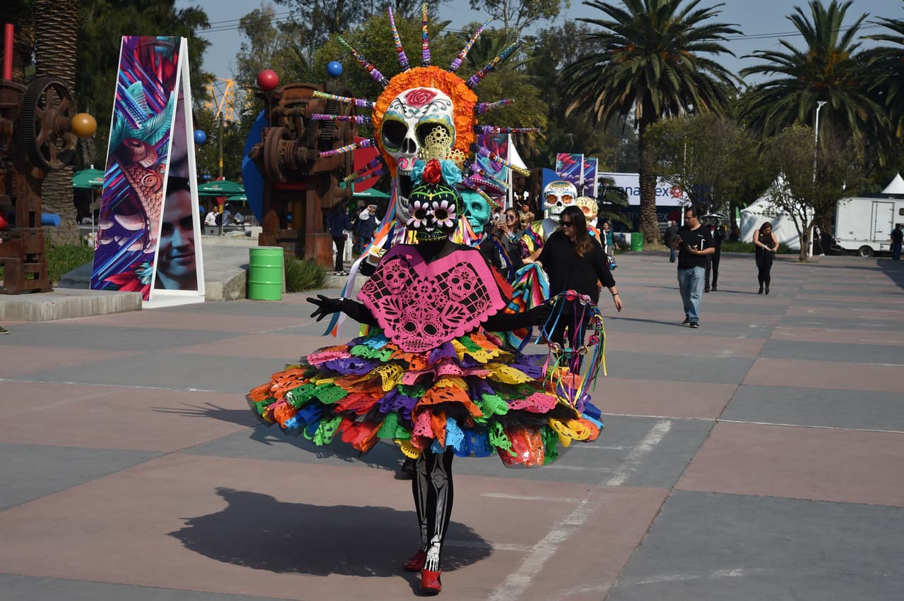 Los disfraces típicos de la tradicional celebración del Día de los Muertos se tomó la previa del Gran Premio de México en la Fórmula 1, con un colorido que le dio un condimento especial.