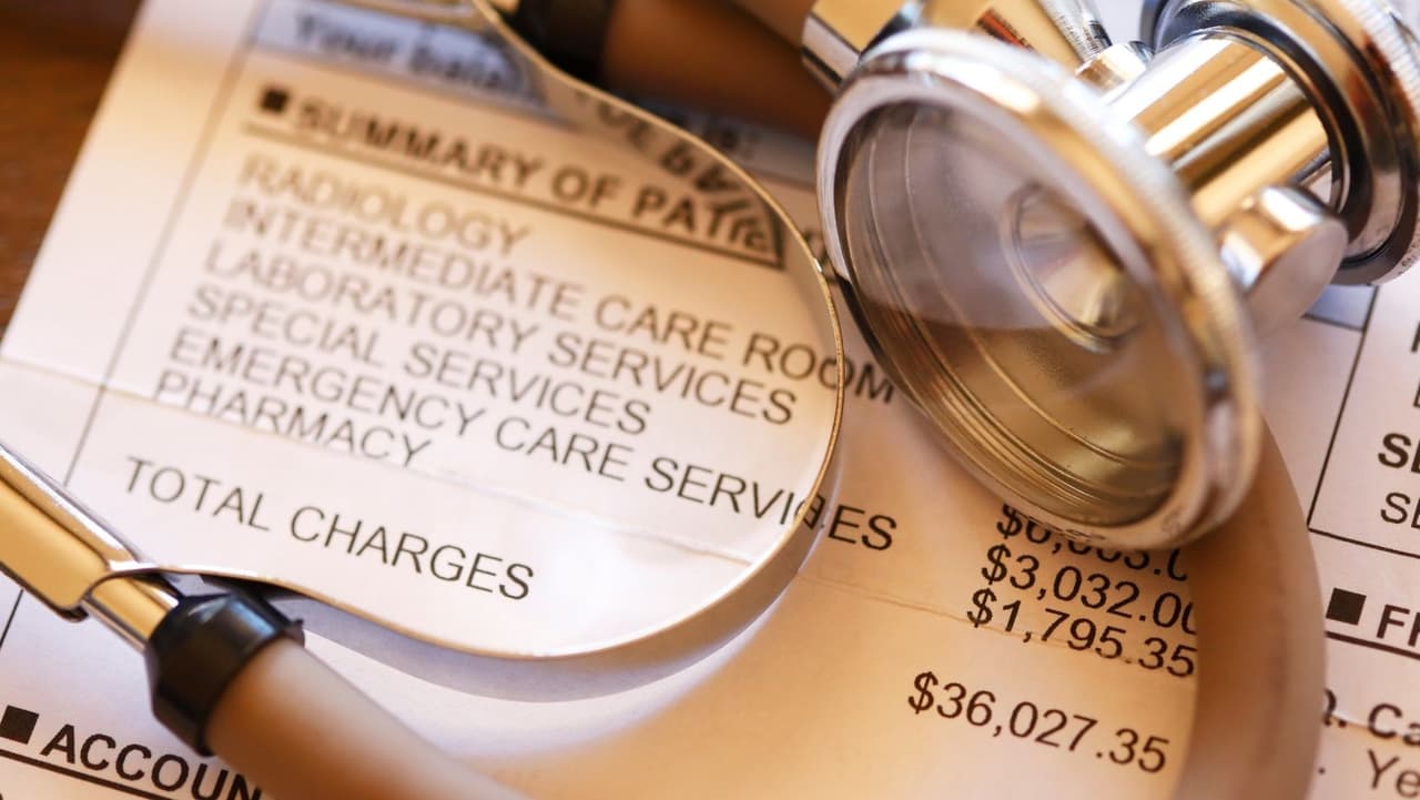 <b>No pague el precio de etiqueta</b>: El hospital puede facturarle la tarifa "
<b>chargemaster</b>", que suele ser más alta que el precio que pagan las compañías de seguros. Es algo así como el precio de etiqueta que los hospitales usan para negociar con las aseguradoras de salud.