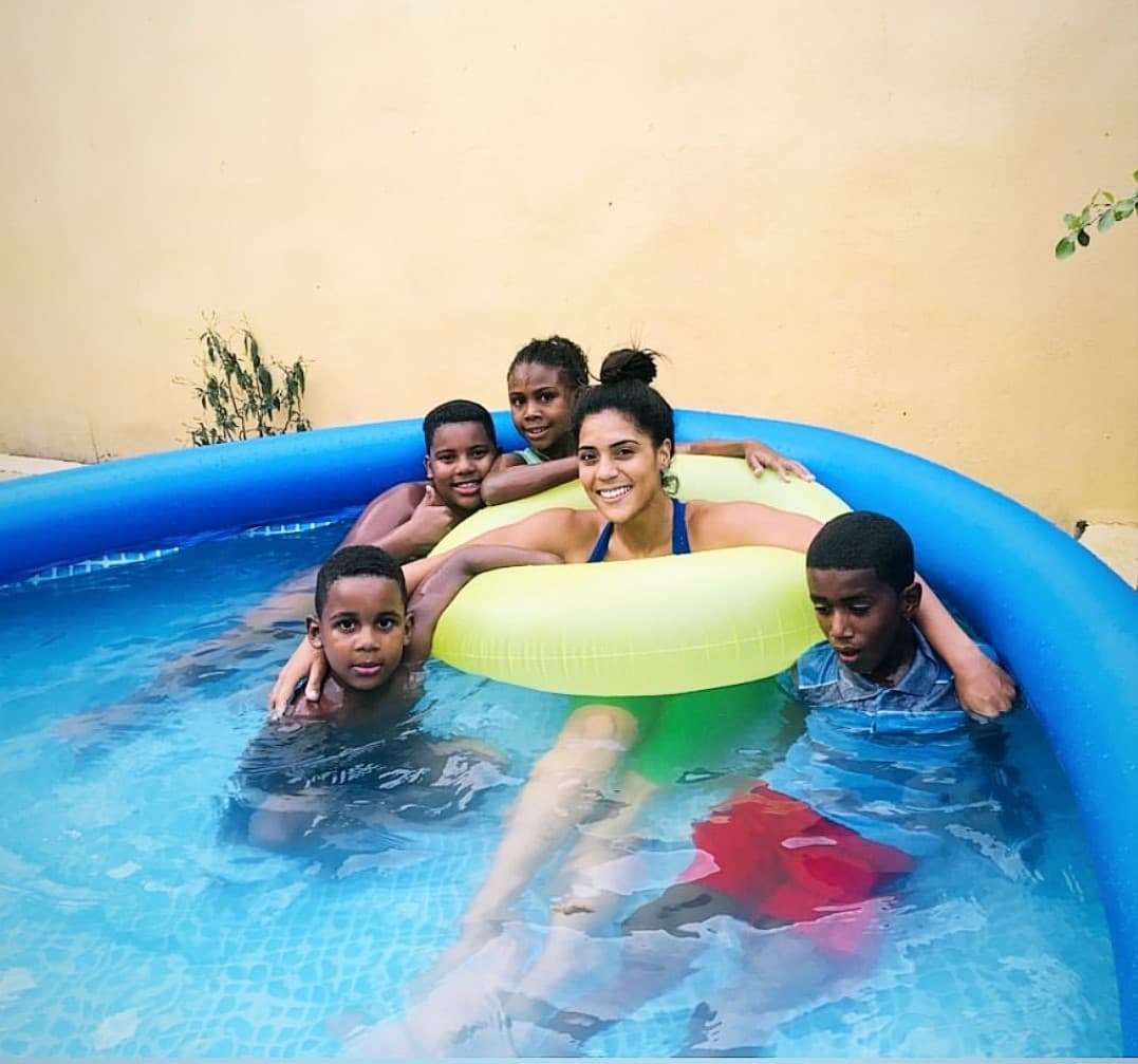 En sus historias de Instagram vimos lo bien que la pasó ya cuando la alberca estuvo lista, en una de ellas aparece con un salvavidas y rodeada de sus niños dominicanos. Las visitas a los amigos tampoco faltaron y en sus historias quedaron plasmados los bellos acontecimientos.
<br>