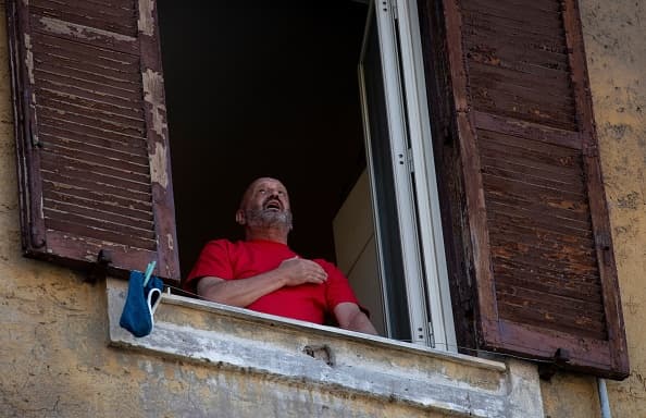 Un vecino de Garbatella, Roma, canta el himno antifascista desde su ventana. Italia fue liberada de la ocupación nazi en la que se sostuvo la fase final régimen de Benito Mussolini por las fuerzas aliadas integradas por Estados Unidos, Reino Unido, Canadá y otros aliados europeos.