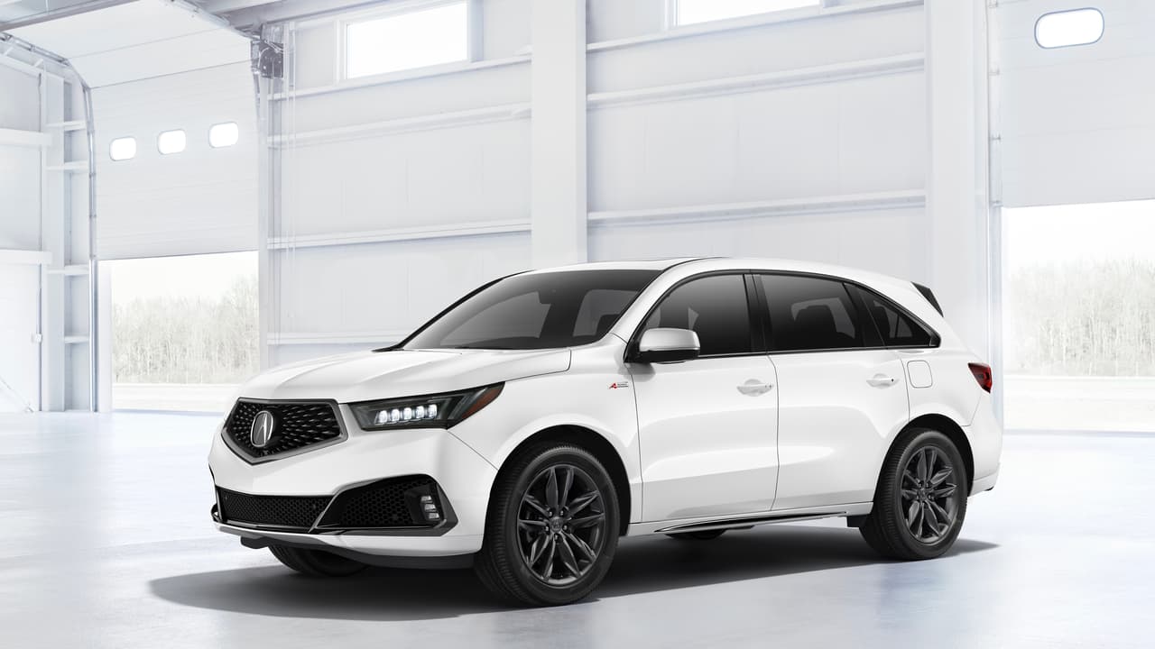 La Acura MDX A-Spec es basicamente una MDX con claves visuales que la deportividad, visual más no dinámica, incluyendo acentos en cromo ahumado, parrilla negra, y tonos opacos, entre otors temas visuales que resaltan la agresividad en su diseño.