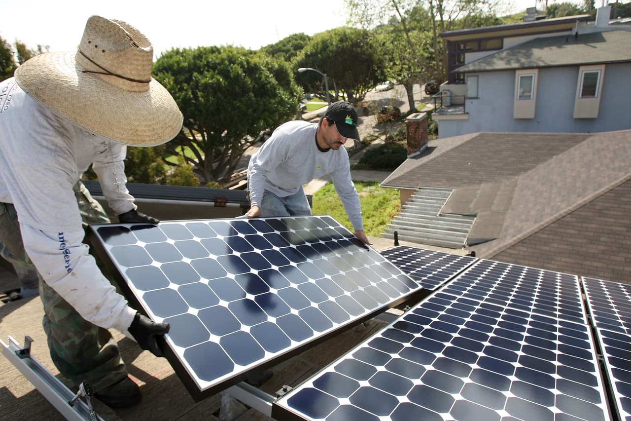 Alertan sobre nueva estafa a latinos de California con paneles solares