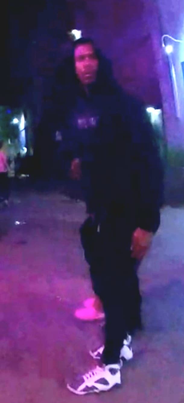 El otro sospechoso ha sido descrito como un hombre negro de unos 20 años. Llevaba pantalones negros y un suéter negro con el logo del conejito de Playboy en la espalda.