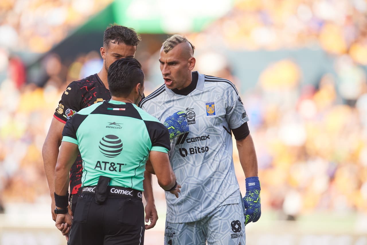 Nahuel pedía explicaciones al árbitro.