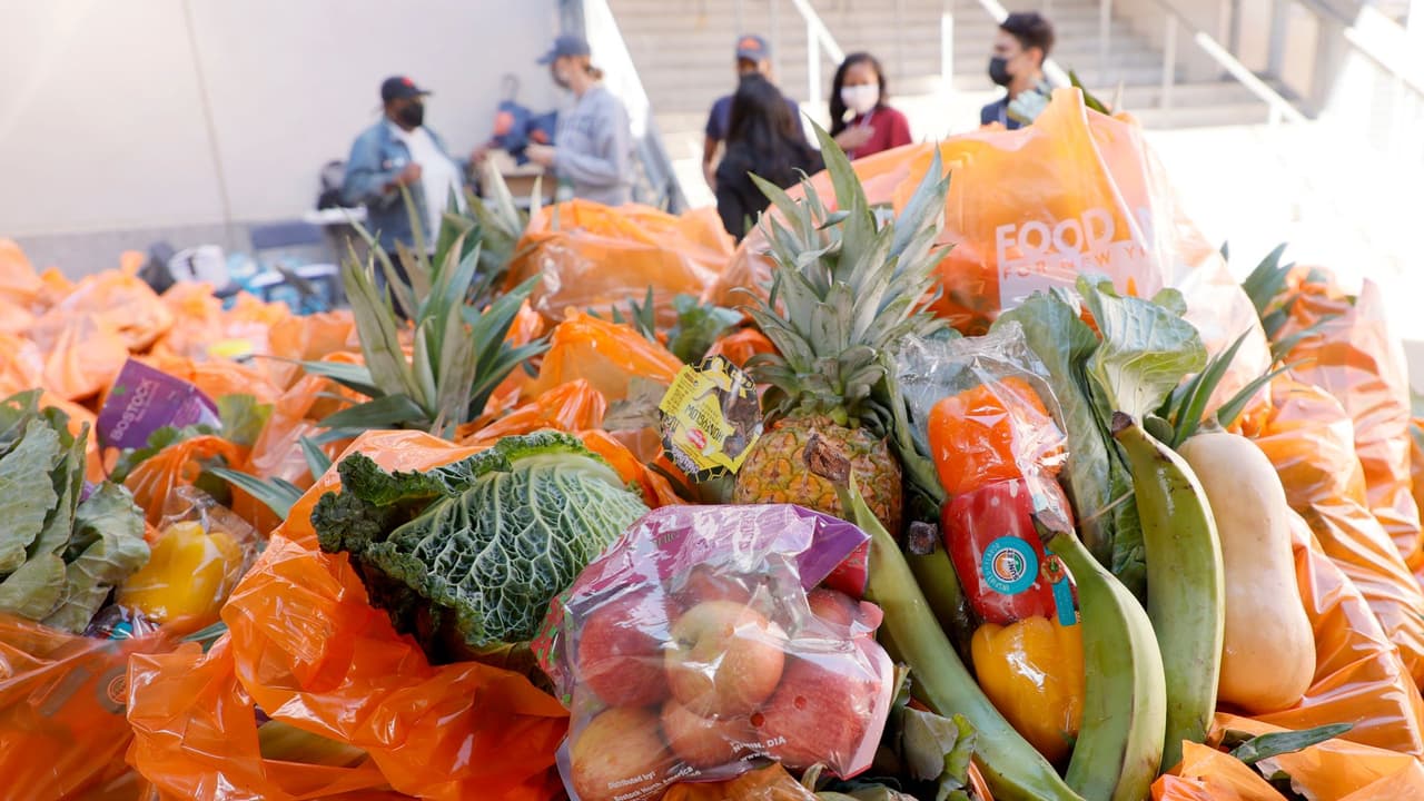 Kathy Hochul aprueba ley Alimentar a Nueva York para dar alimentos a los más necesitados