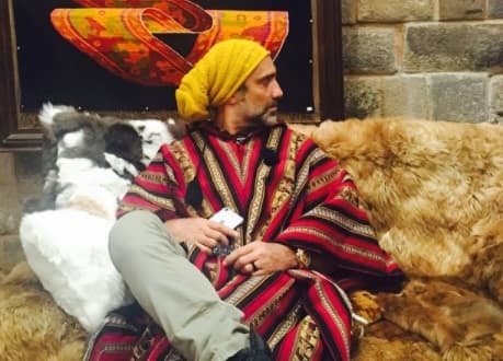 Y como por ahí dicen: A la tierra que fueres, haz lo que vieres', Alejando gusta de adquirir abrigos, sarapes o ponchos elegantes como este que adquirió en un viaje que realizó a Cusco, Perú.