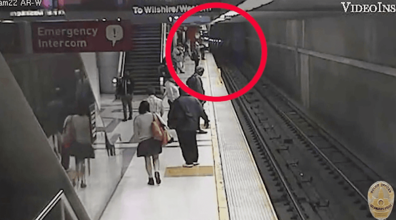 Revelan video del hombre que empujó a un joven a las vías del tren en DTLA