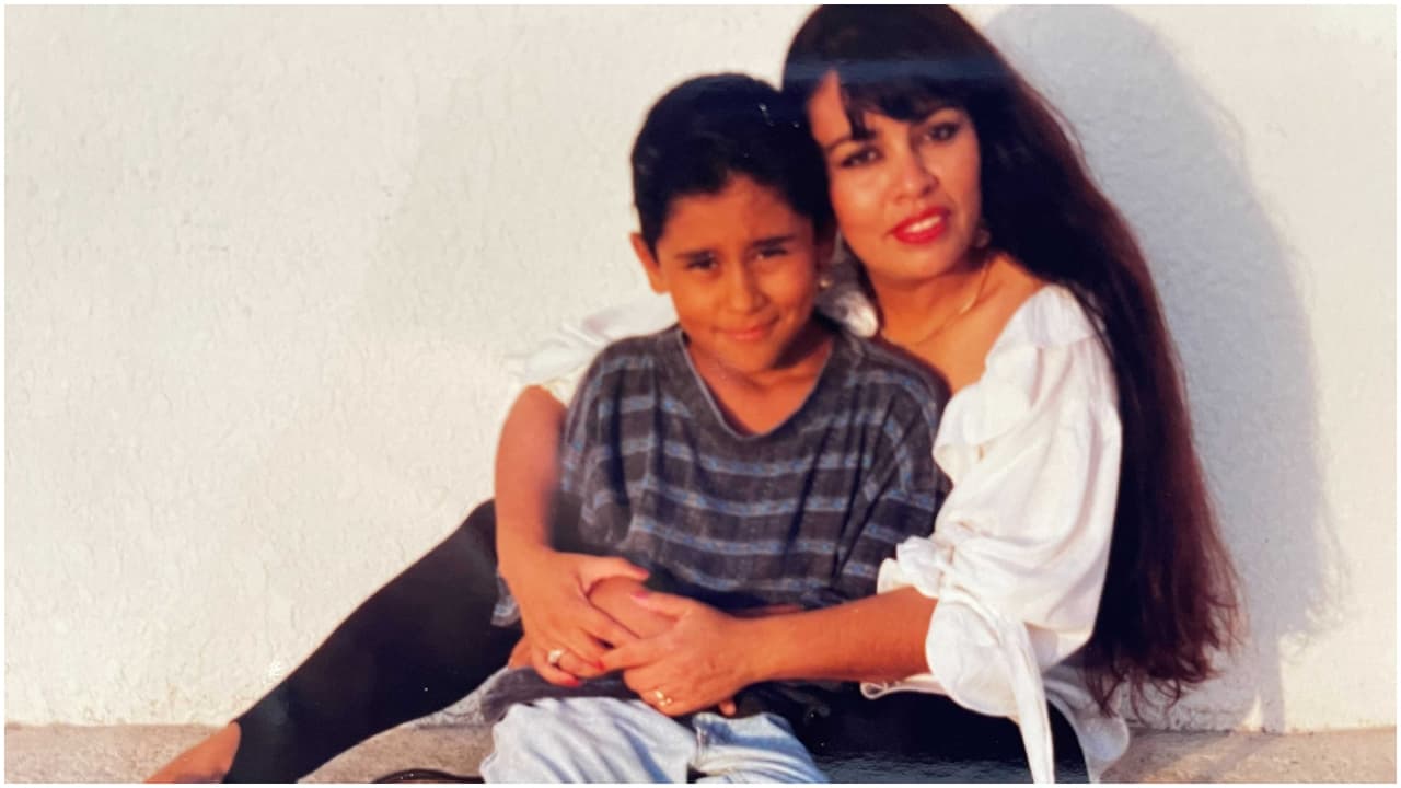 Luz Ruiz junto a su hijo Roberto Ruiz, cuando era un niño.