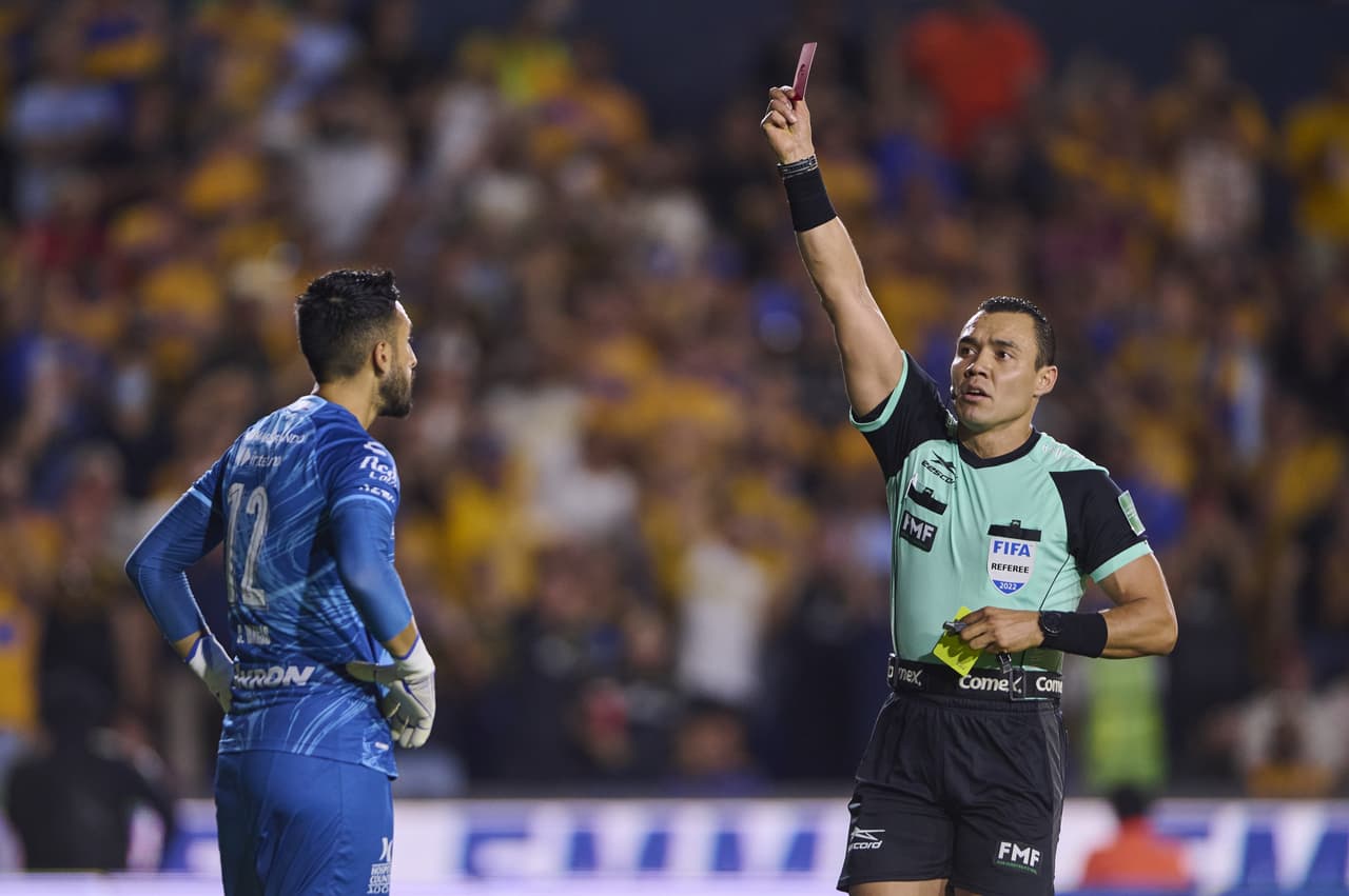 Cargas fue expulsado a los cinco minutos.