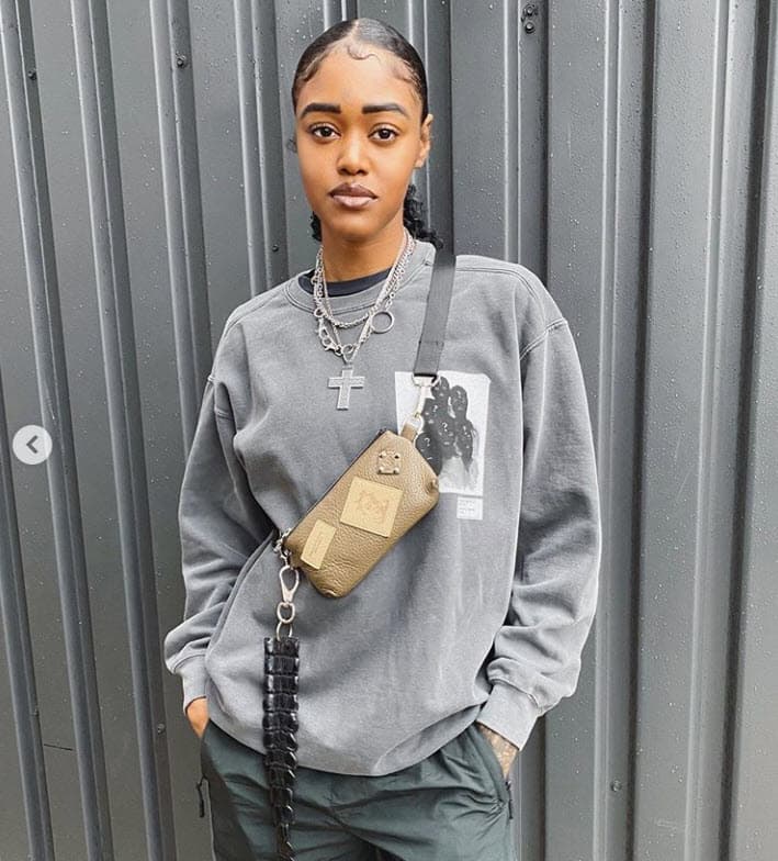 Logró un contrato con la compañía y modeló para ella durante tres años. Llegó a estar en pasarelas de marcas como DKNY. 
<br>