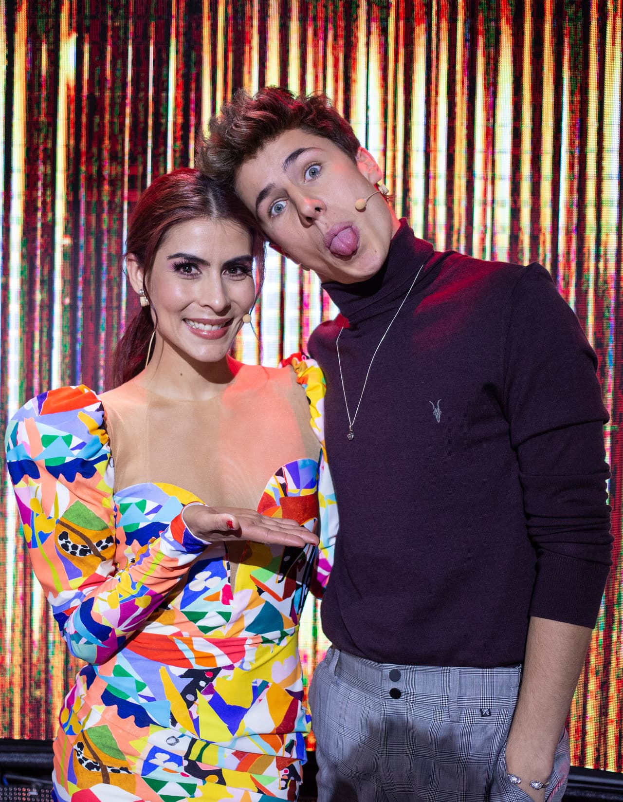 Así se divierten María León y Juanpa Zurita durante los comerciales.