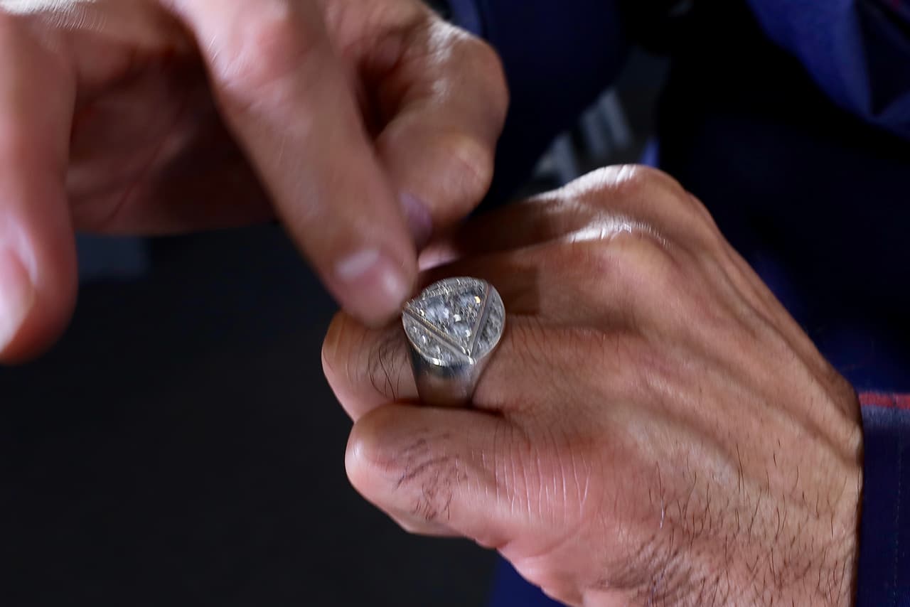 Según el cantante, cuando pone la esquina del triángulo apuntando hacía afuera, está sacando las malas vibras; mientras que, cuando apunta hacía adentro, está recibiendo la buena suerte.