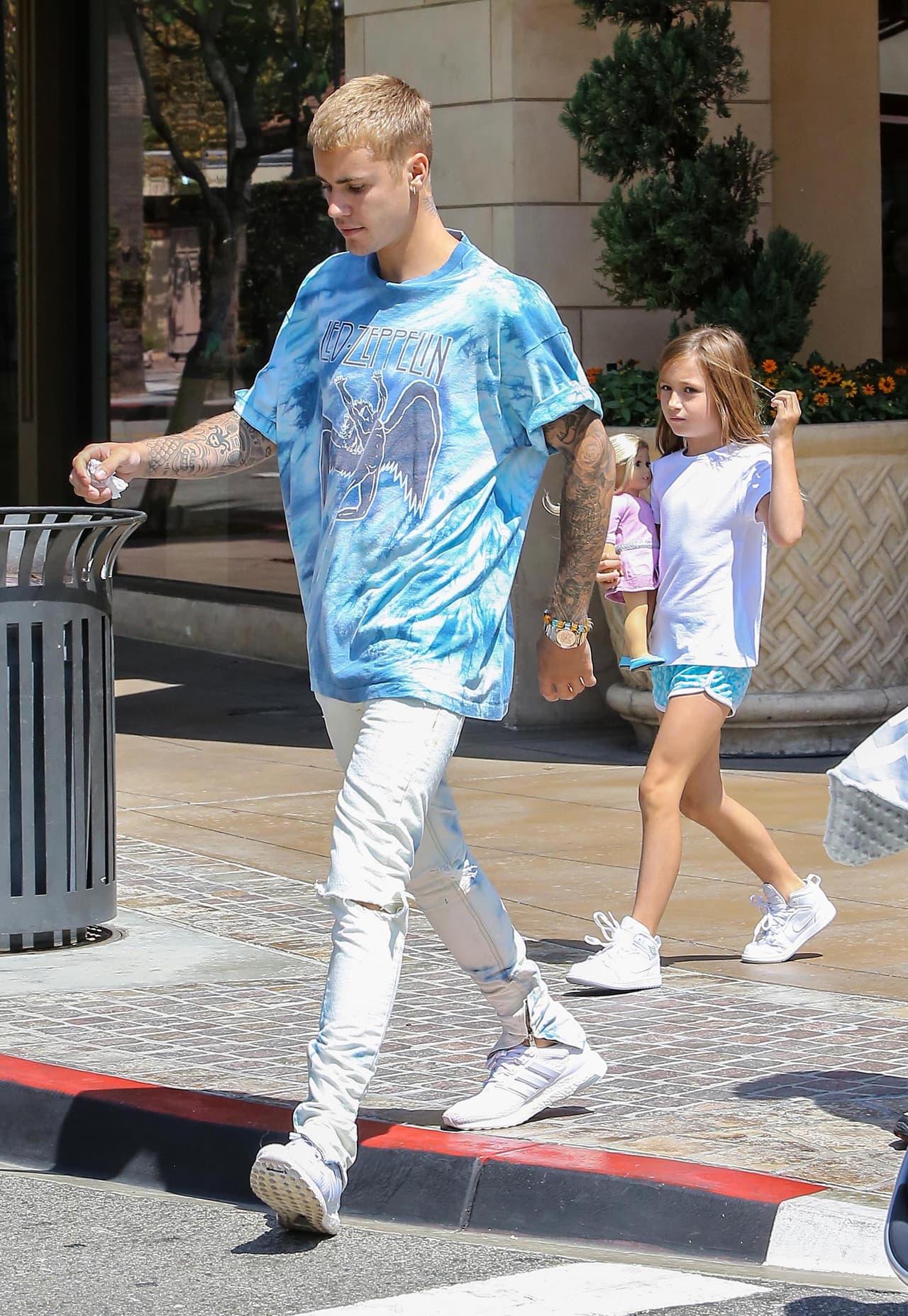 La nena no prestó atención a los paparazzi.