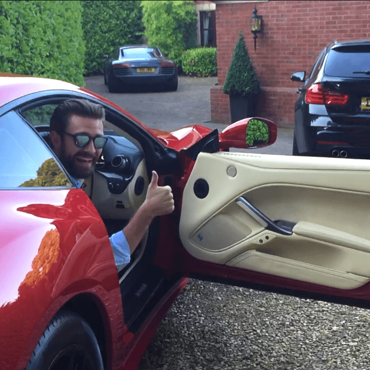 Para hablar de un Ferrari, podemos recurrir a MrJWW, quien es propietario de este F12 berlinetta. Este youtuber habló de su gusto por este modelo al señalar en su sitio web que este auto es el mejor ejemplo para hablar de “dos vehículos en uno”, en referencia a la combinación de sus prestaciones deportivas en apariencia de hatchback.