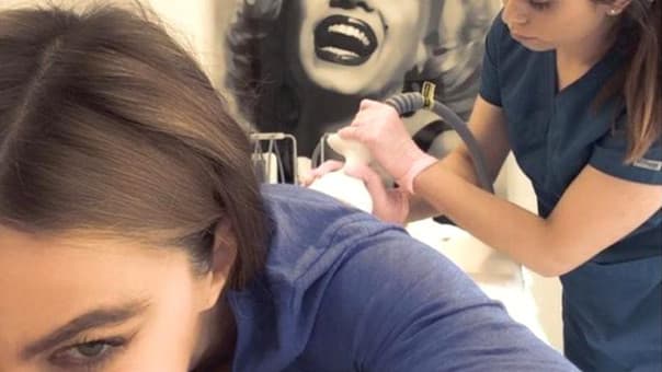 En aquél momento posteó esta imagen en su Instagram, en la que aparece recostada recibiendo un masaje en su trasero.