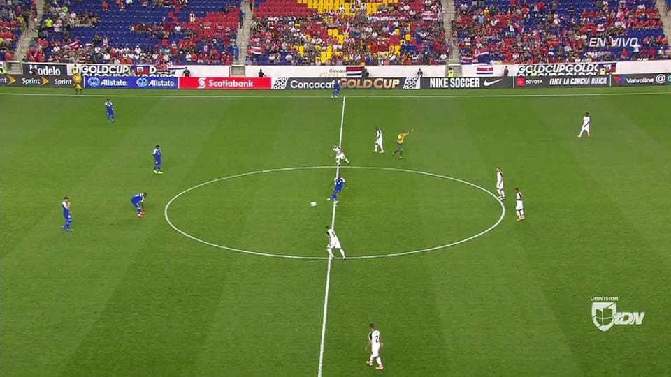 Arranca el partido y la pelota está en juego.