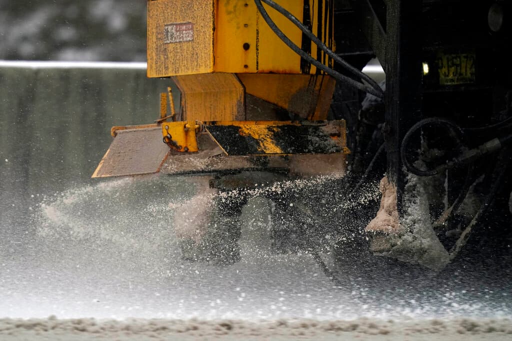 Un camión riega sal sobre la carretera en Durham, Carolina del Norte, para evitar que la nieve se solidifique y agilizar que se derrita, facilitando el tráfico.
