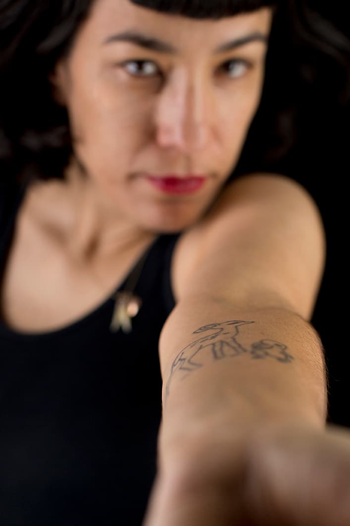 "Ahora tengo cinco tatuajes que carecen de significado, pues son mera decoración. Tengo motivos que siempre me han gustado, el venado, la catarina, los triángulos, los corazones. Mi siguiente tatuaje es el logo de
<i>Mute</i>, que es de las primeras disqueras que firmaron a Depech Mode, una de mis bandas favoritas. Y el otro es un rayito por la música de AC/DC y David Bowie, y por la luz. Me gustaría tatuarme en Nueva York con
<b><a href="http://www.scottcampbellstudio.com/">Scotte Campbell</a></b>."
<br>