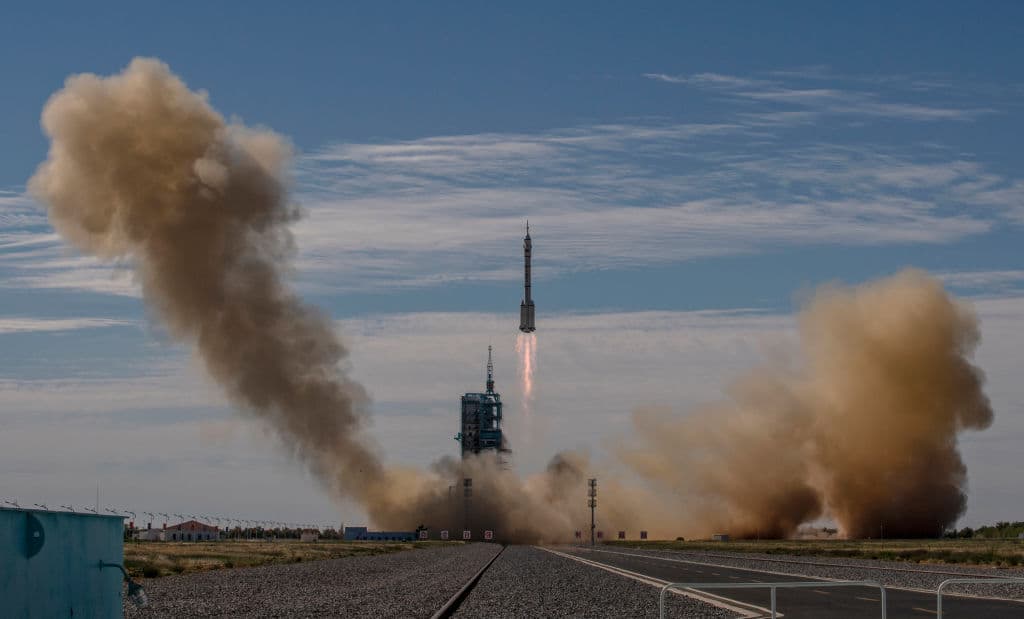 Después de unos 10 minutos el cohete alcanzó la órbita y la nave espacial Shenzhou-12 se separó de su propulsor, entre fuertes aplausos desde la sala de control.