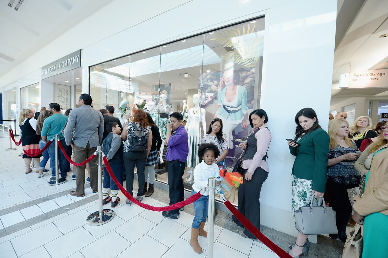 La actriz Eva Mendes reapareció en público con sus nueva colección de ropa para New York & Company tras sesis meses de ausencia en el mundo del entretenimiento.