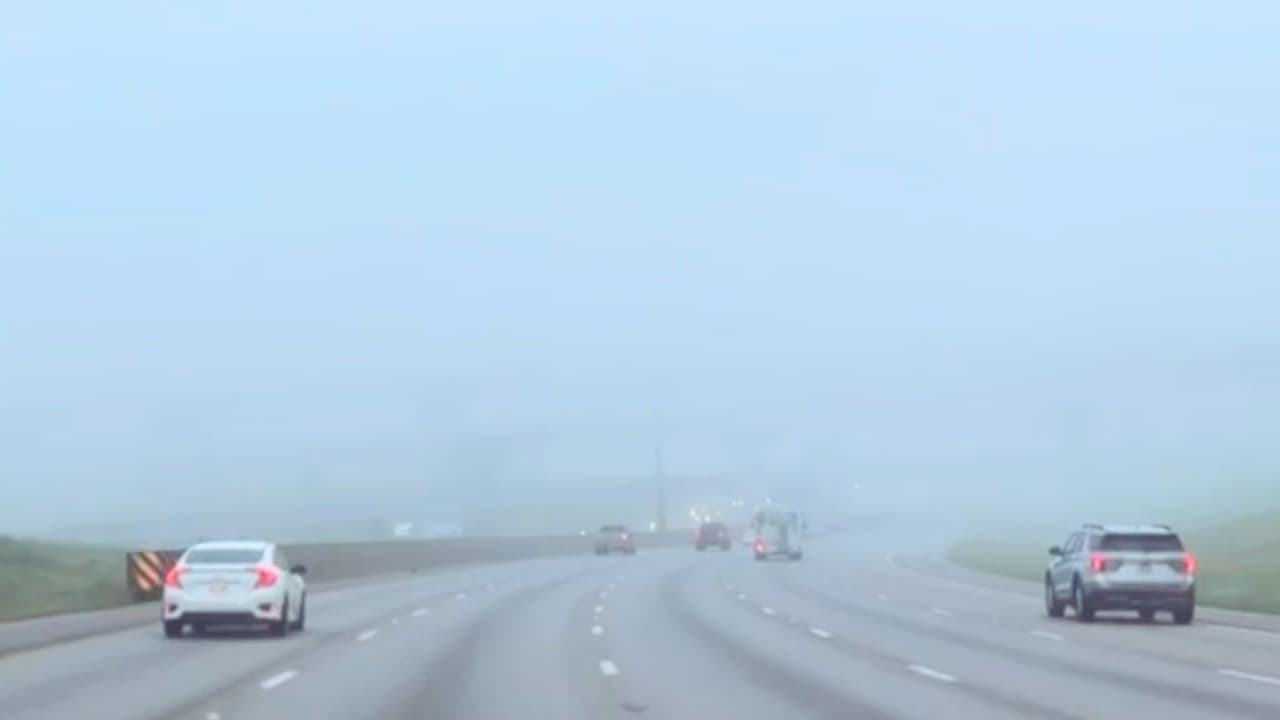 Este fenómeno atmosférico,
<b>desencadenado por la condensación del vapor de agua presente en el aire</b>, no solo llamó la atención de los transeúntes, sino que también
<b>desató una ola de precaución entre los conductores en las principales autopistas de la región</b>.