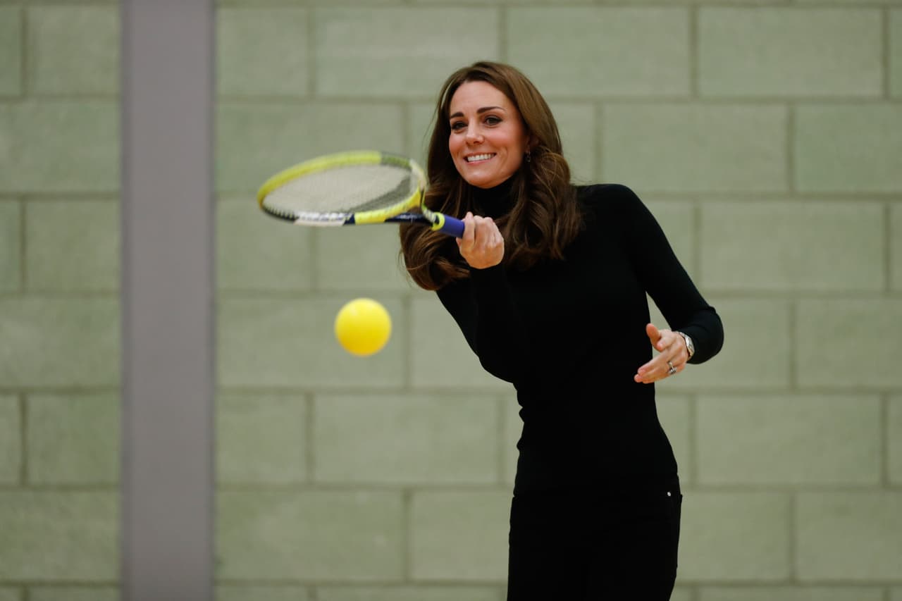 Una fuente del diario
<b><a href="https://www.thesun.co.uk/fabulous/9678456/kate-middleton-exercise-plank-move-tummy/" target="_blank">The Sun</a> </b>compartió que la duquesa de Cambridge se ejercita todos los días con una rutina que combina
<b>ejercicios con pesas y cardiovasculares</b>.