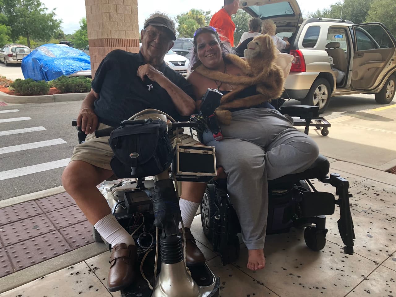 Henry, Nicole y su mono de peluche Peanut también llegaron al albergue de Palm Bay. Lo eligieron, entre otras cosas, porque es el único con acceso para discapacitados y llegaron haciendo bromas a la gente porque quieren ayudarles a desestresarse, dicen. "Aquí todo el mundo está ayudando y siendo muy humano", dice Nicole, quien es indigente.