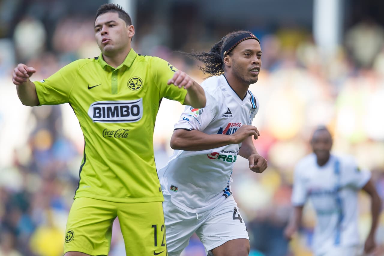 ¡Armó la fiesta!
<br>Ronaldinho únicamente ocupó seis minutos para marcar un doblete antee las Águilas del América y provocar que el estadio se volteara ante él.