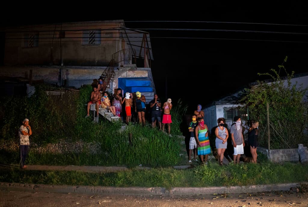 Los 11 millones de habitantes de la isla se quedaron a oscuras el martes por la noche, unas pocas horas después de que 
<a href="https://www.univision.com/noticias/huracanes/huracan-ian-imagenes-destruccion-cuba-fotos">Ian entrara por la provincia occidental de Pinar del Río como huracán categoría 1</a>. El país ya sufría apagones recurrentes antes de que llegara la tormenta. La electricidad comenzó a restablecerse lentamente en algunas partes al día siguiente del paso de Ian, pero muchas áreas han seguido sin servicio, incluso en la capital.