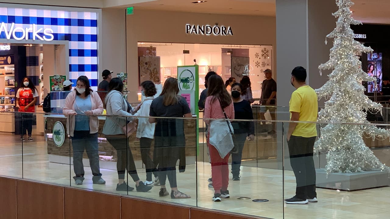 No esperes a última hora, haz tus compras con anticipación para evitar aglomeraciones y que los precios sean más altos.