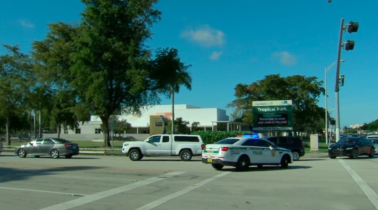 En el Tropical Park colocan vacunas a mayores de 65 años, 
<a href="https://www.miamidade.gov/global/initiatives/coronavirus/vaccine/home.page" target="_blank">para pedir cita presione aquí. </a>